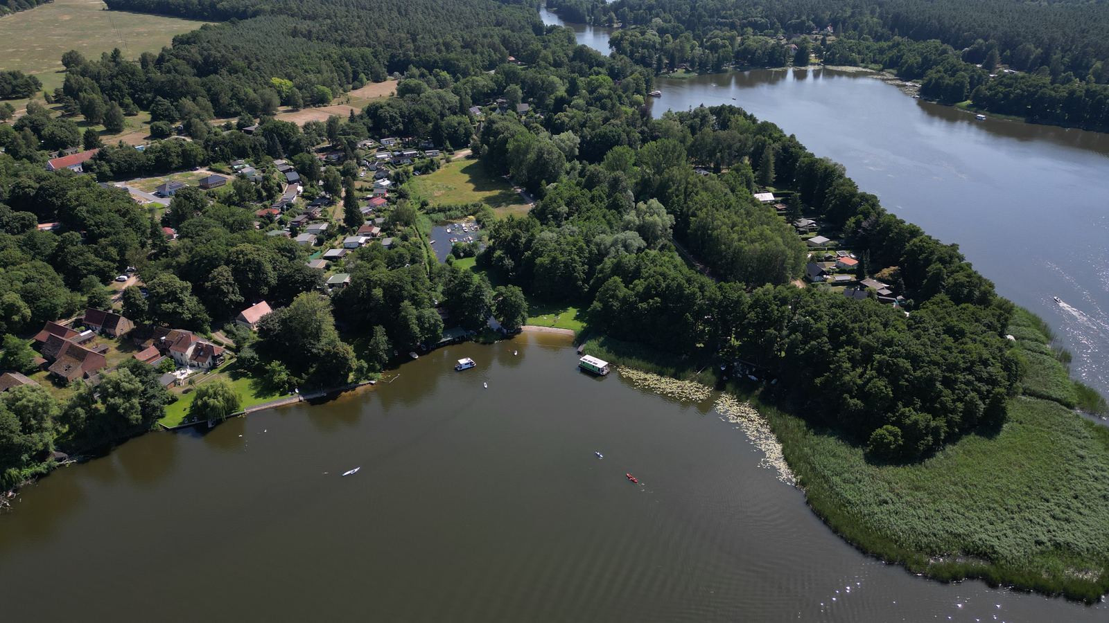 Kanuten und Badestelle am Zermützelsee aus der Luft