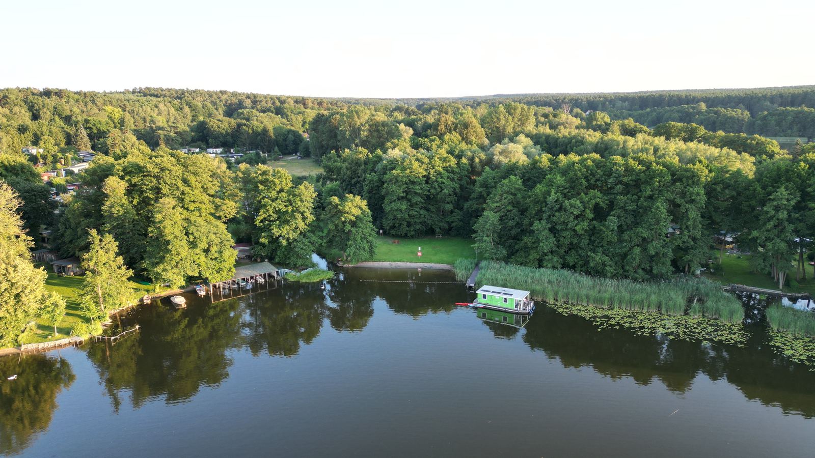 Blick über die Badestelle am Zermützelsee